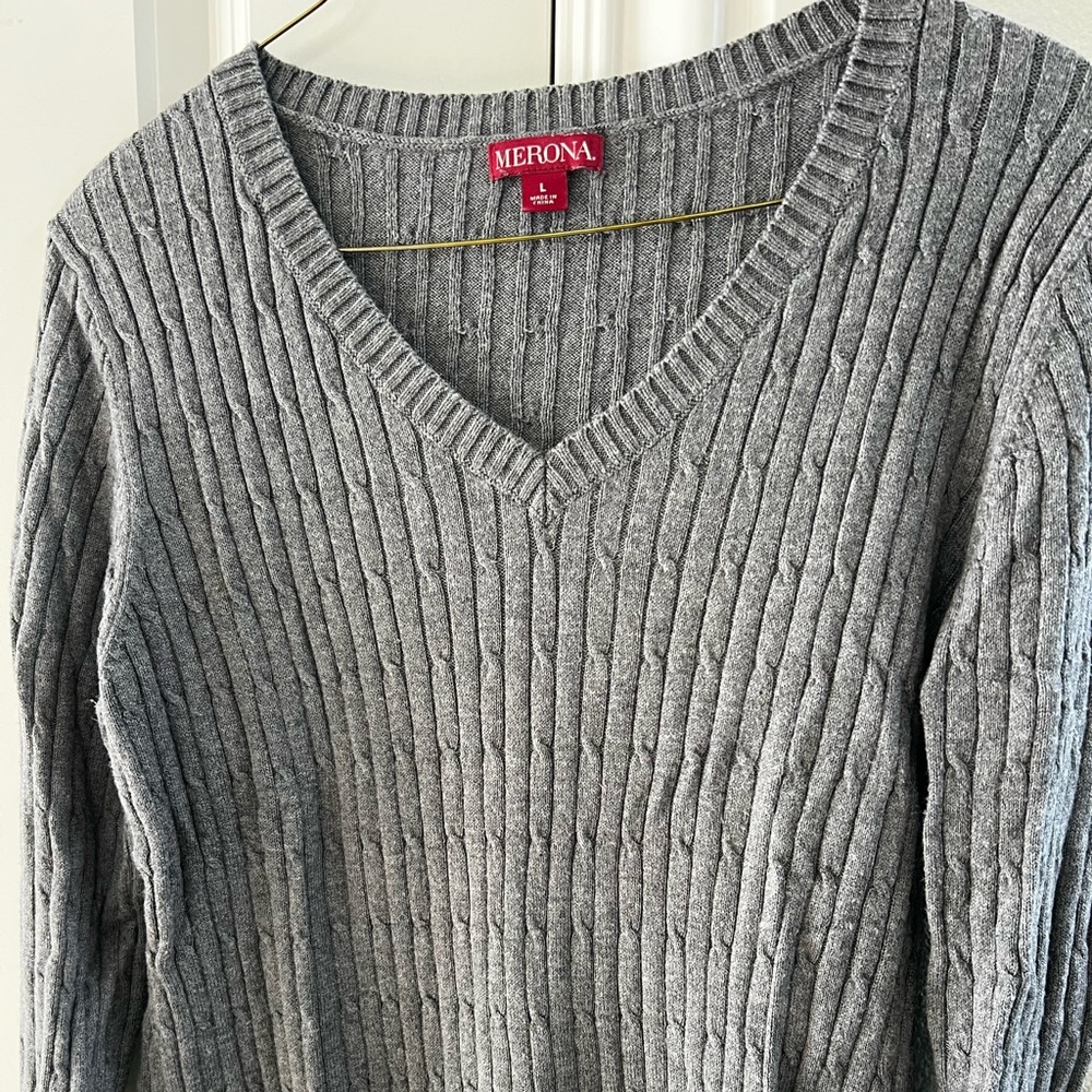 CLEARANCE Women’s Large Gray V-Neck Knit Sweater - Picture 2 of 8